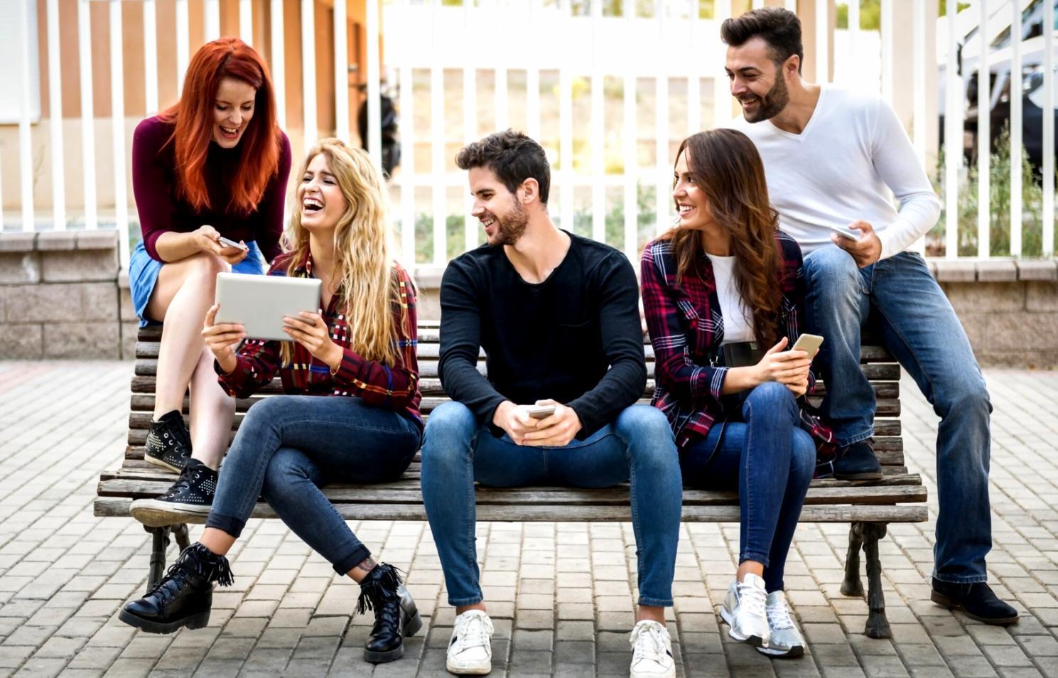 Sala de formación con participantes trabajando en análisis financiero