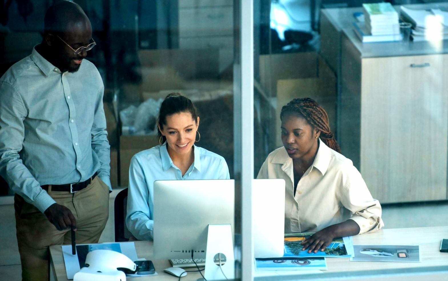 Estudiantes internacionales planificando su futuro financiero en España